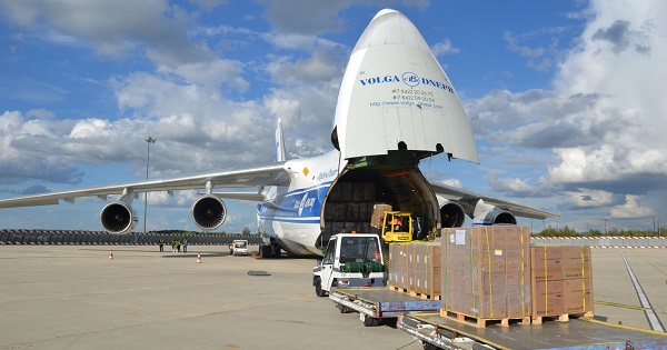 Siêu vận tải cơ An-124 đang xếp hàng tại sân bay (Ảnh: FreightWaves)