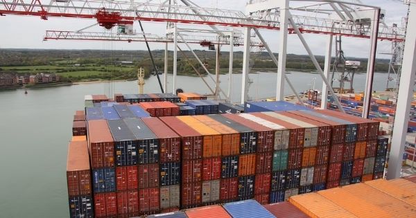 Container hàng hóa trên thế giới bị rớt tàu phải nằm chờ tại cảng