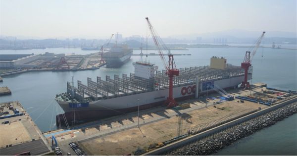 OOCL Felixstowe - Lễ đặt tên được tổ chức tại cầu cảng số 3 của DACKS ở Đại Liên, Trung Quốc