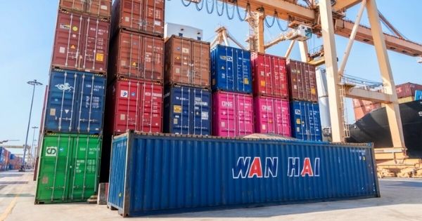 Containers of Wan Hai shipping line